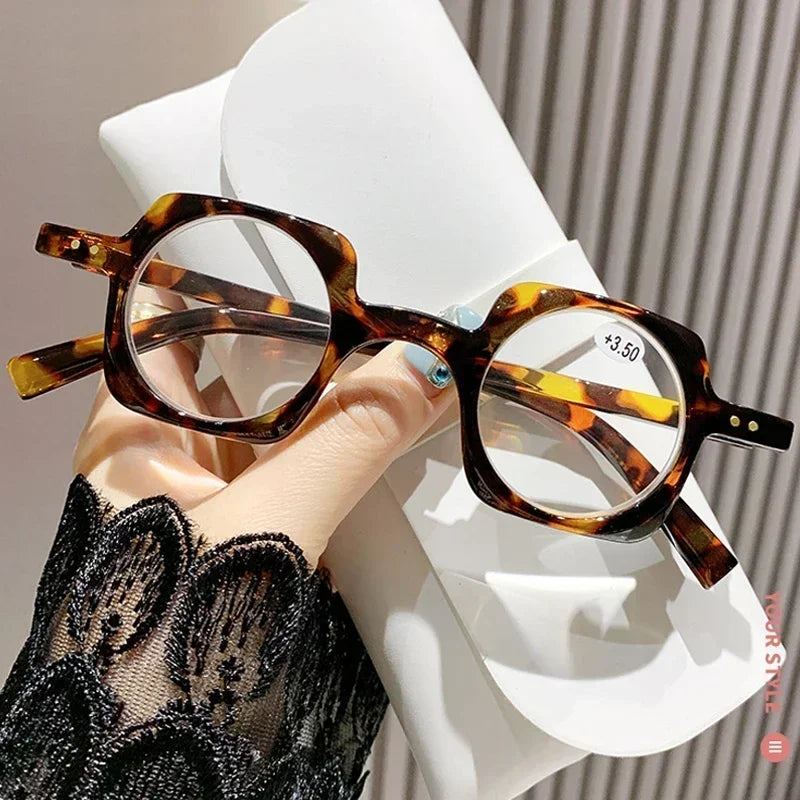 Retro anti-blue light reading glasses for men and women, fashionable square hyperopia glasses, fashionable reading glasses