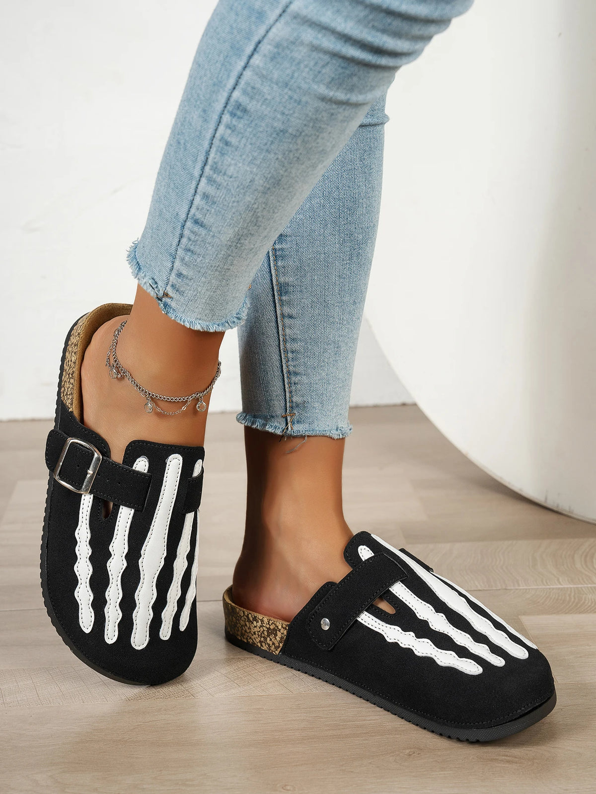 Women's New Half-Slip Halloween Trendy Skeleton Print Slip-On Design Sandals, Closed-Toe Low-Top Buckle Strap Casual Slippers, Suitable for Indoor and Outdoor Wear, Spring, Summer, and Autumn, Unique Street Style Minimalist D