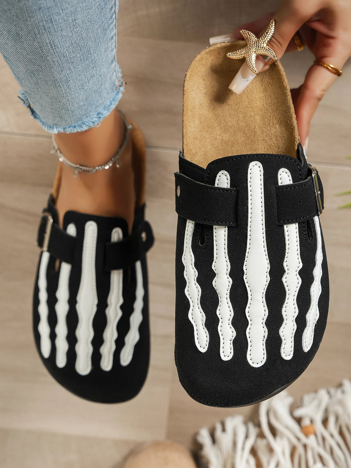 Women's New Half-Slip Halloween Trendy Skeleton Print Slip-On Design Sandals, Closed-Toe Low-Top Buckle Strap Casual Slippers, Suitable for Indoor and Outdoor Wear, Spring, Summer, and Autumn, Unique Street Style Minimalist D