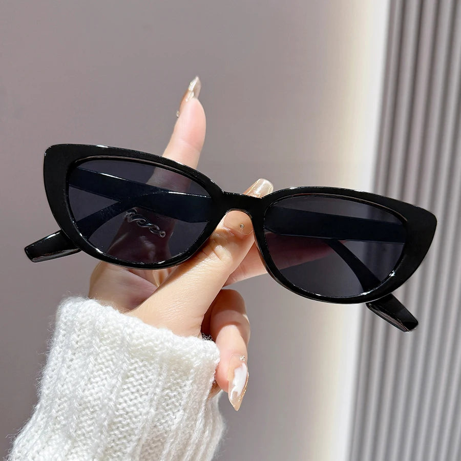 Cat-Eye Matte Cream Sunglasses with Slim Frame & Dark Lenses – Classic Retro Silhouette Eyewearsuitable for street photography