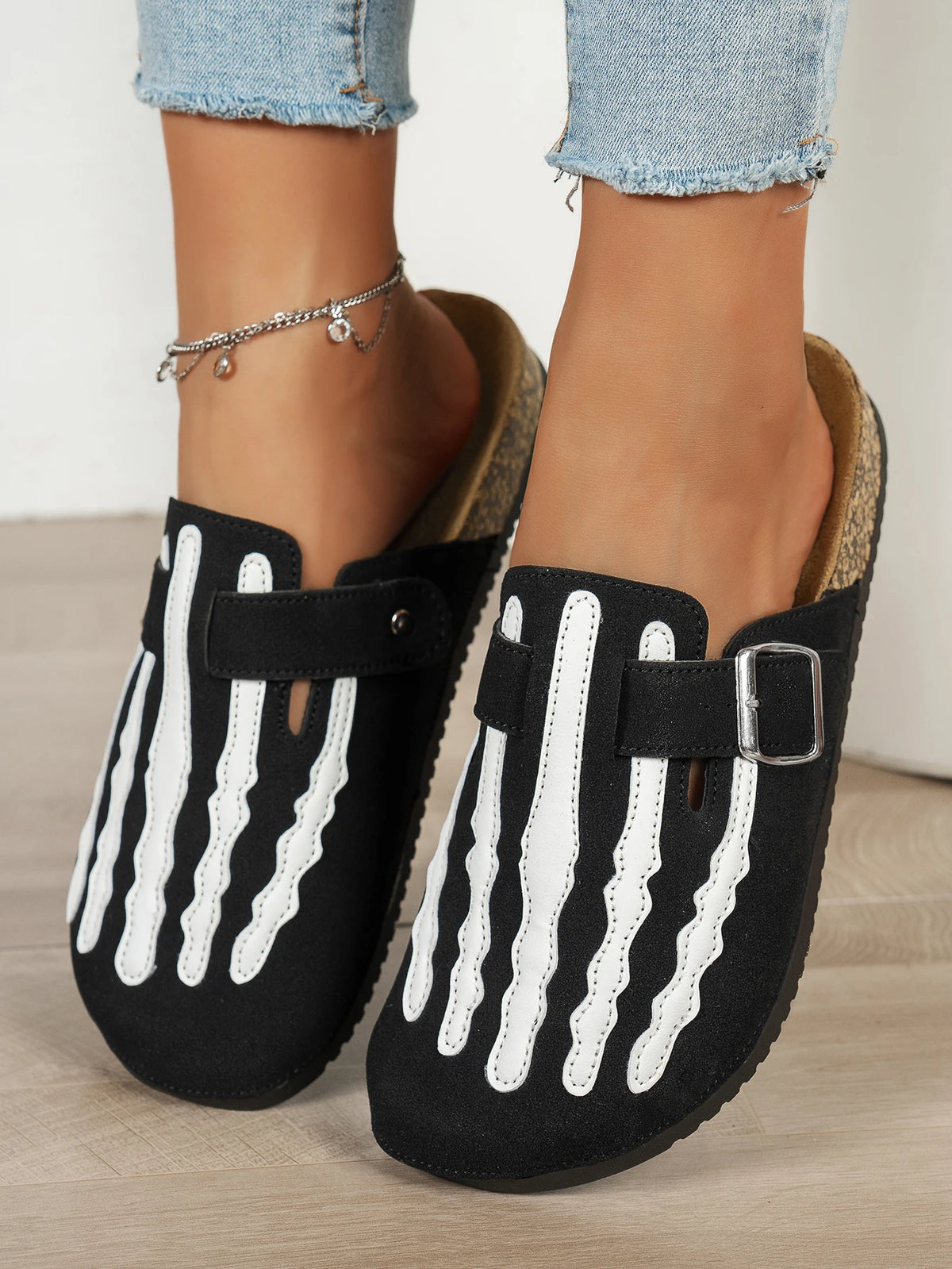 Women's New Half-Slip Halloween Trendy Skeleton Print Slip-On Design Sandals, Closed-Toe Low-Top Buckle Strap Casual Slippers, Suitable for Indoor and Outdoor Wear, Spring, Summer, and Autumn, Unique Street Style Minimalist D