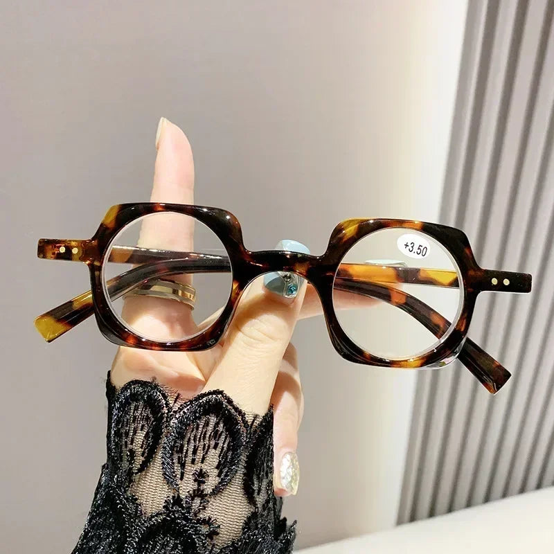 Retro anti-blue light reading glasses for men and women, fashionable square hyperopia glasses, fashionable reading glasses