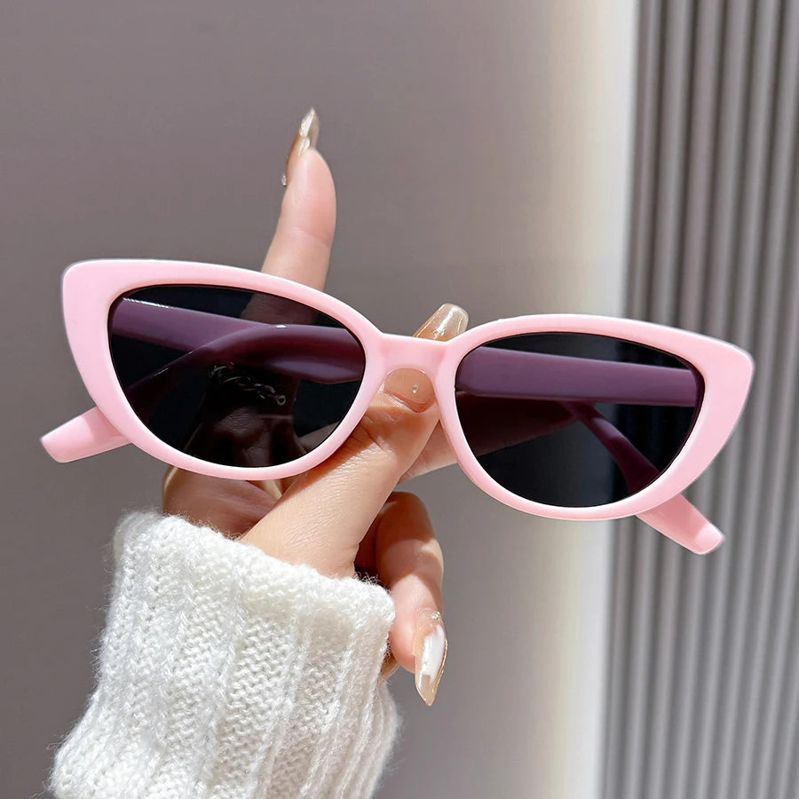 Cat-Eye Matte Cream Sunglasses with Slim Frame & Dark Lenses – Classic Retro Silhouette Eyewearsuitable for street photography