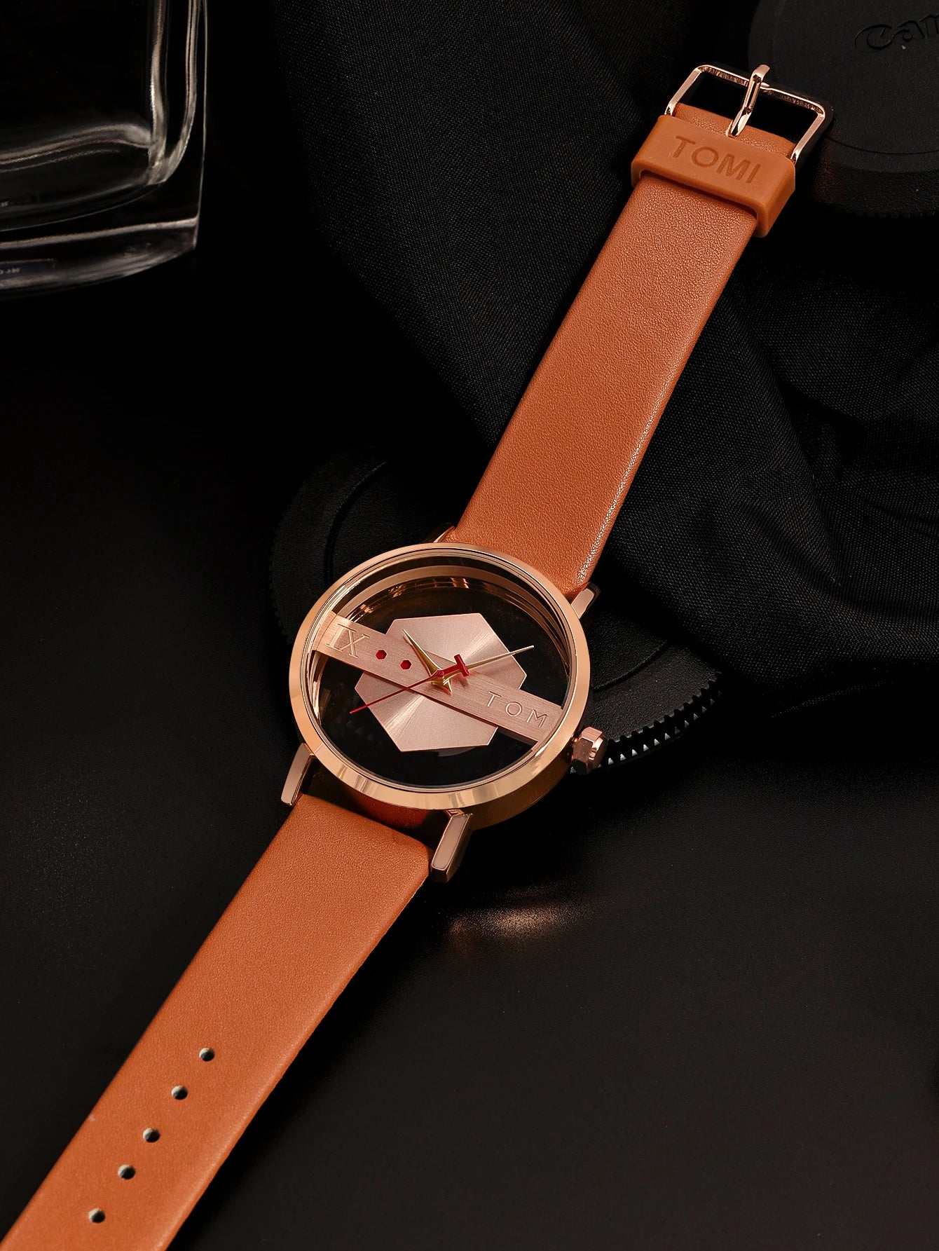 TOMI Fashionable and Minimalist Men's Leather Watch Strap Personalized Hollow Perspective Glass Bottom Cover Quartz Watch