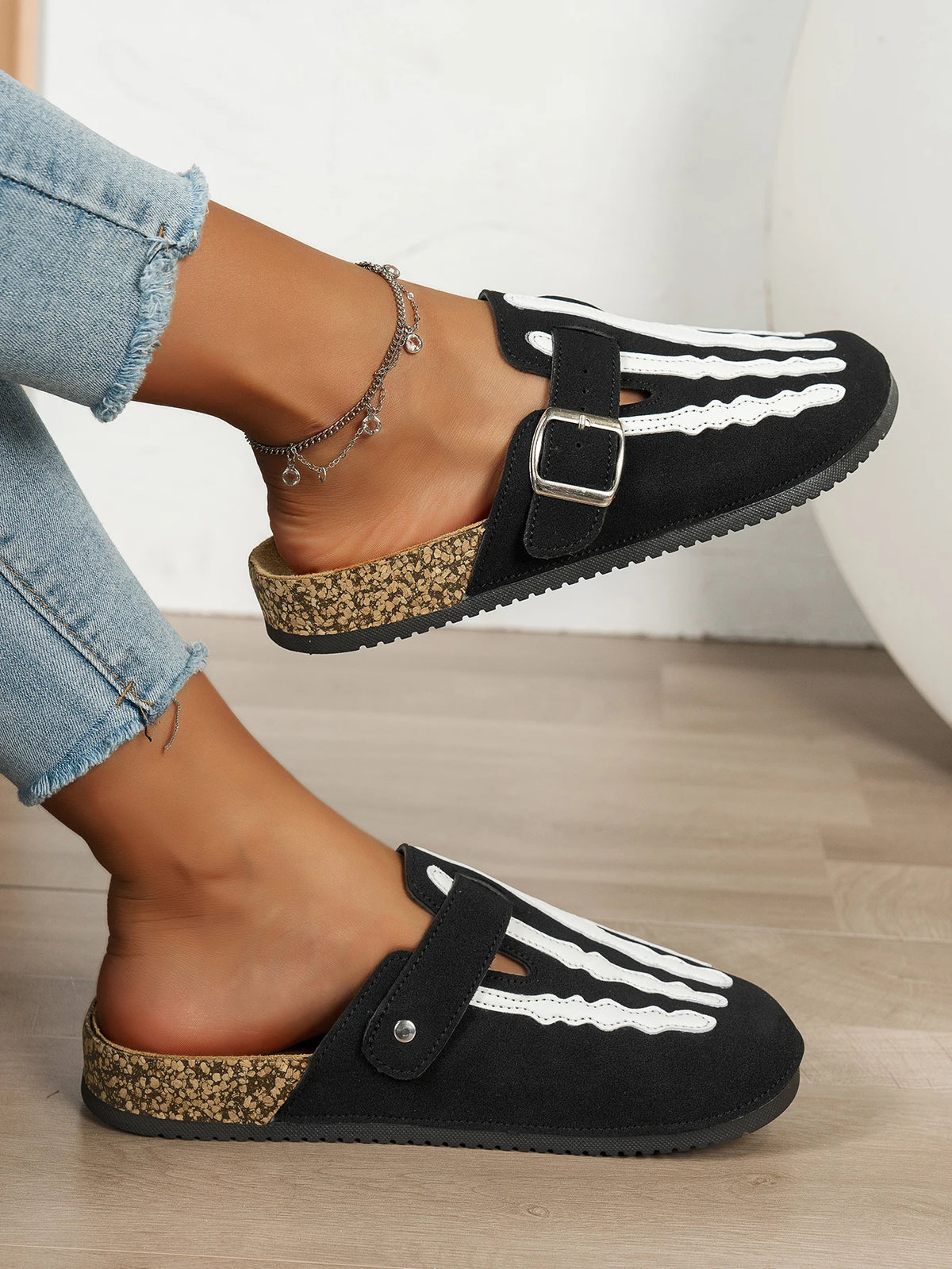 Women's New Half-Slip Halloween Trendy Skeleton Print Slip-On Design Sandals, Closed-Toe Low-Top Buckle Strap Casual Slippers, Suitable for Indoor and Outdoor Wear, Spring, Summer, and Autumn, Unique Street Style Minimalist D