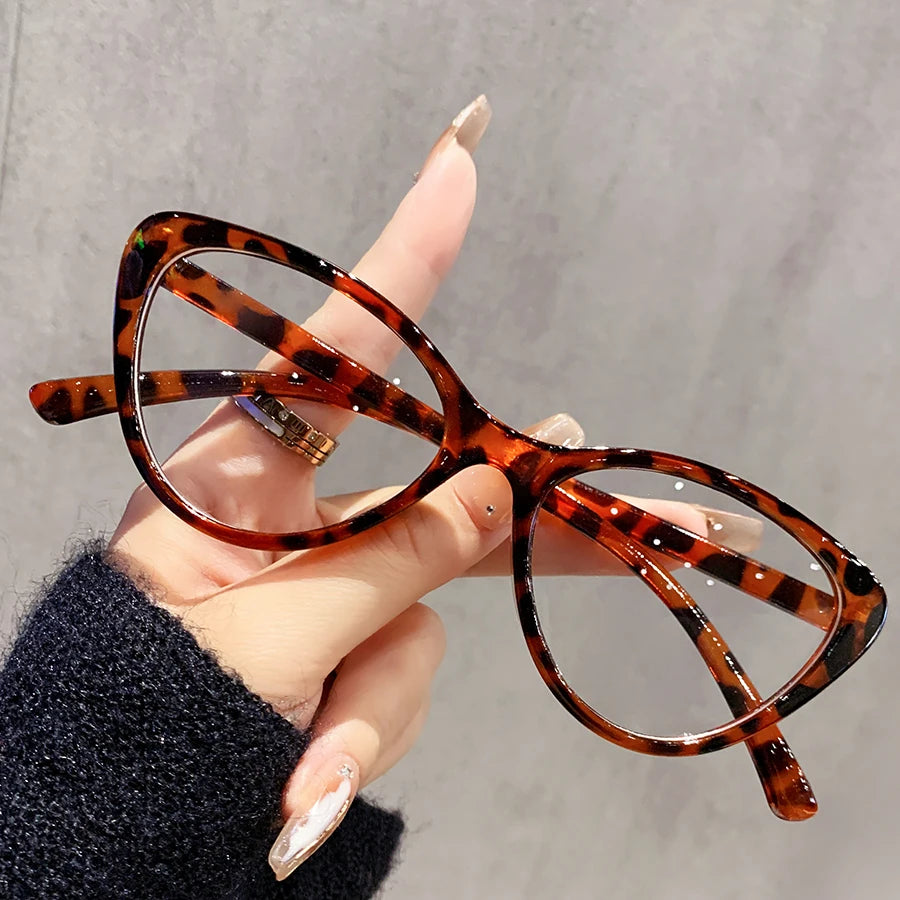 Single-piece glasses with cat-eye design, featuring a fashionable Y2K style, suitable for daily wear and street photography.