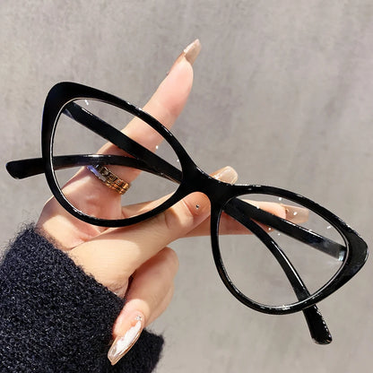Single-piece glasses with cat-eye design, featuring a fashionable Y2K style, suitable for daily wear and street photography.