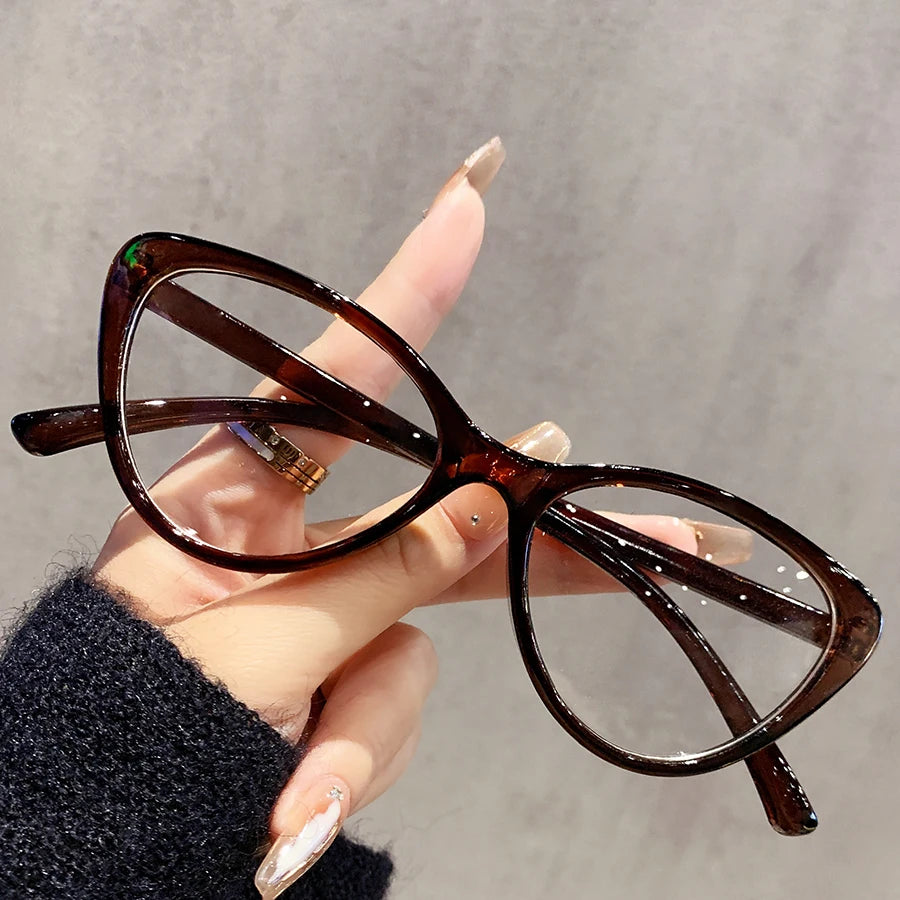 Single-piece glasses with cat-eye design, featuring a fashionable Y2K style, suitable for daily wear and street photography.