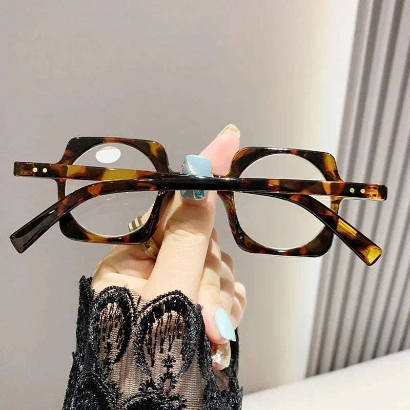 Retro anti-blue light reading glasses for men and women, fashionable square hyperopia glasses, fashionable reading glasses
